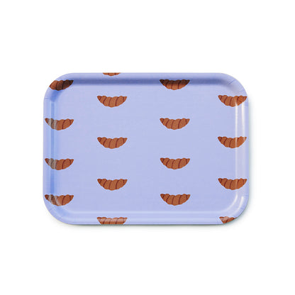 Plateau rectangulaire violet en bois avec des croissants.