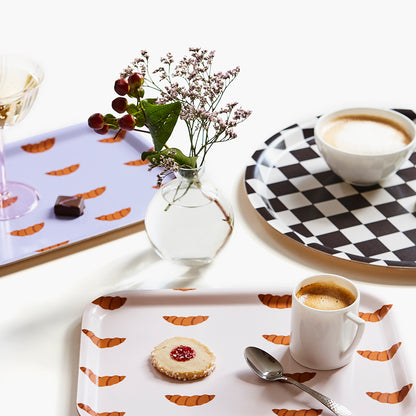 Plateaux rectangulaires en bois avec des croissants.