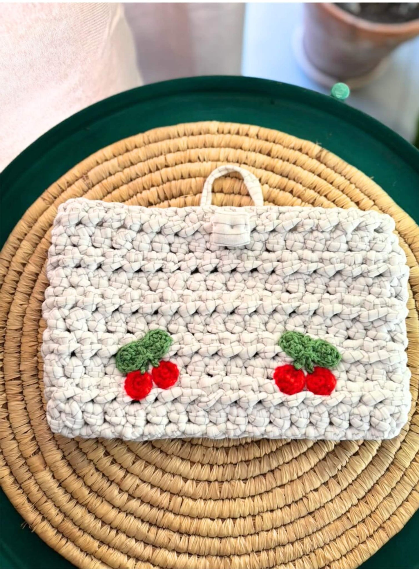 Pochette à livre en crochet avec des cerises.