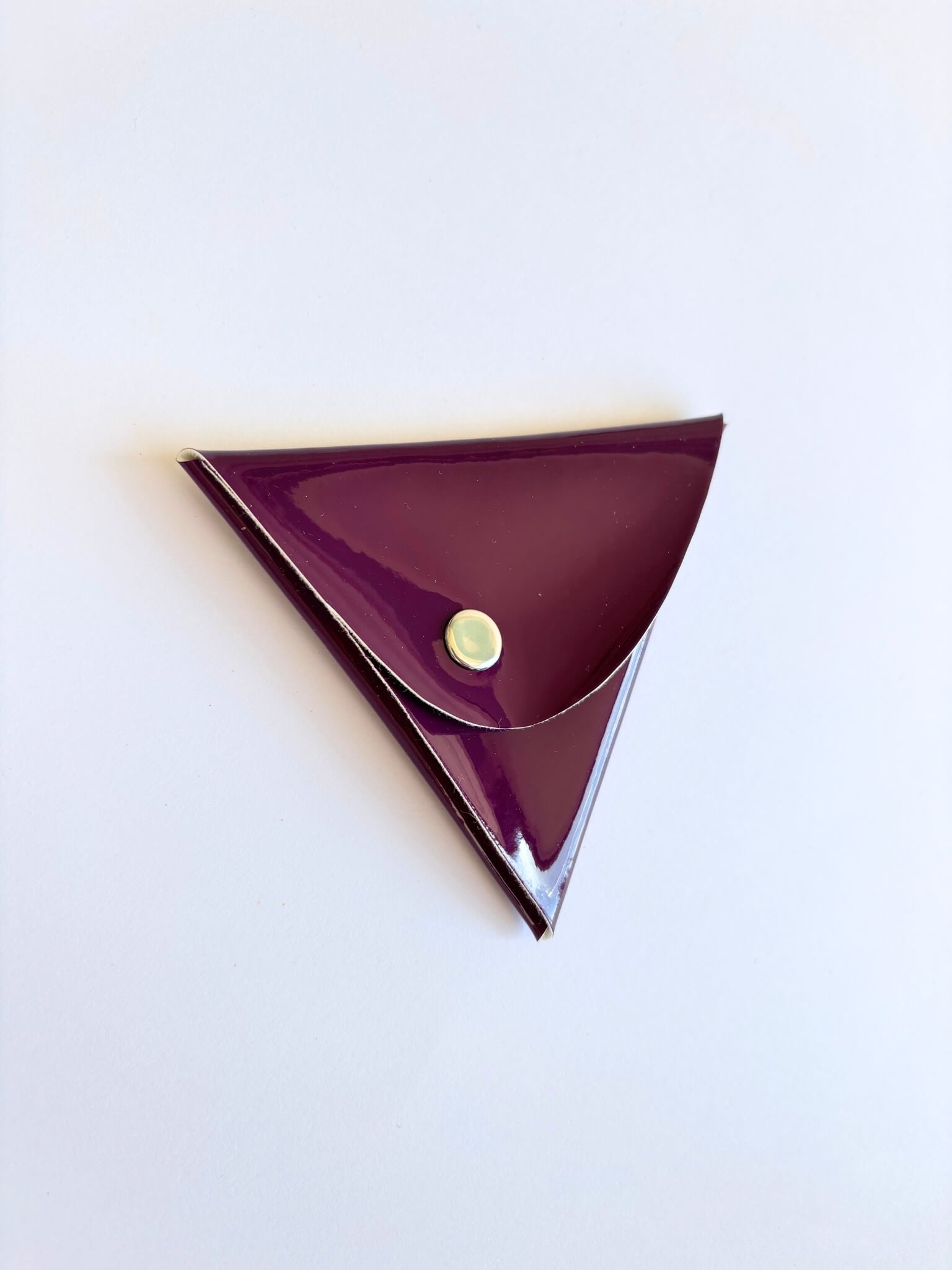 Porte-monnaie, étui pour écouteurs violet en cuir vegan.