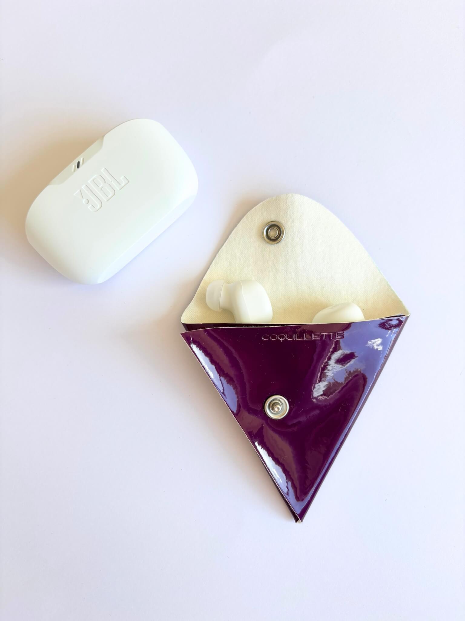 Porte-monnaie, étui pour écouteurs violet en cuir vegan.