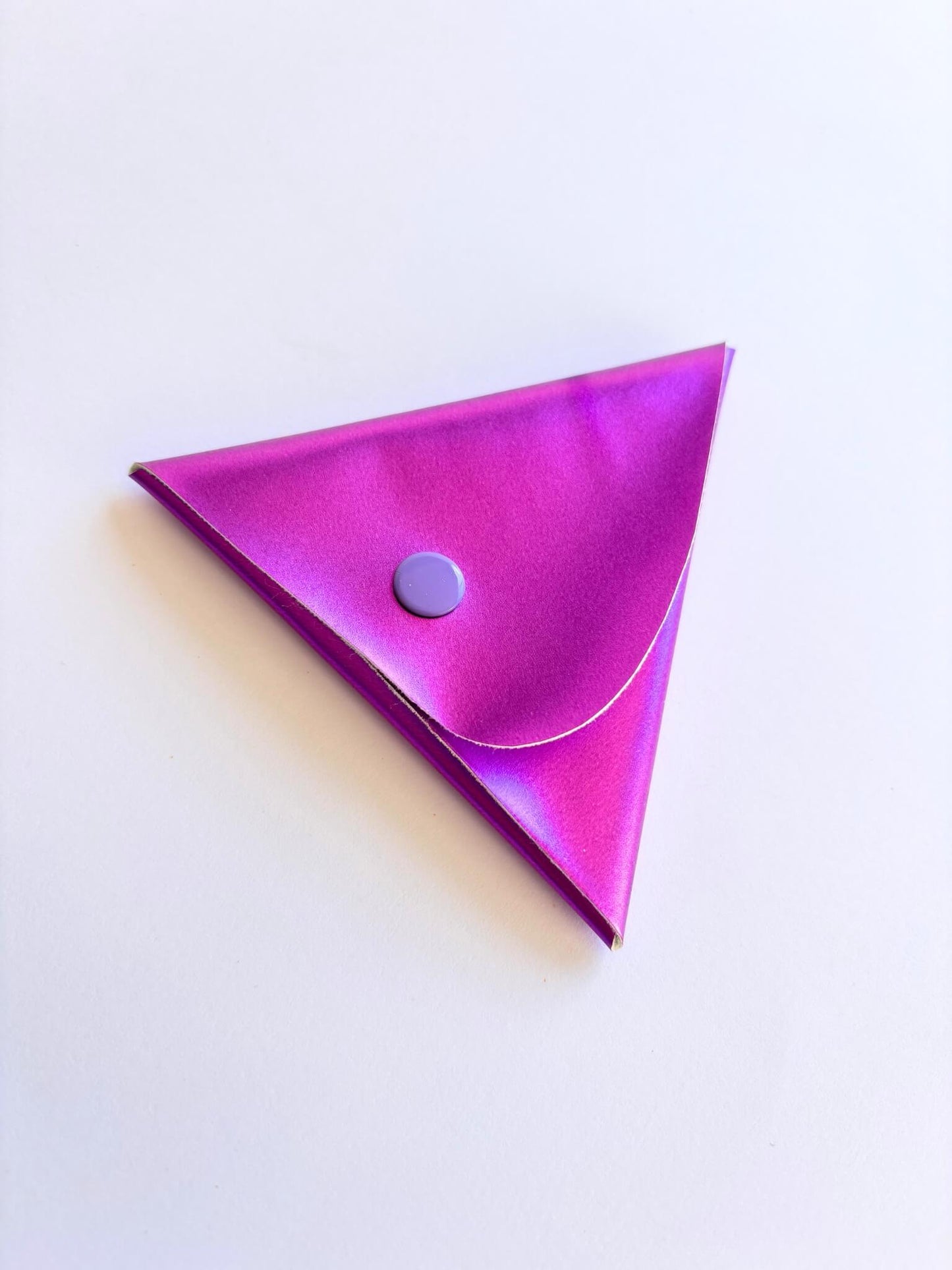 Porte-monnaie, étui pour écouteurs violet en cuir vegan irisé.