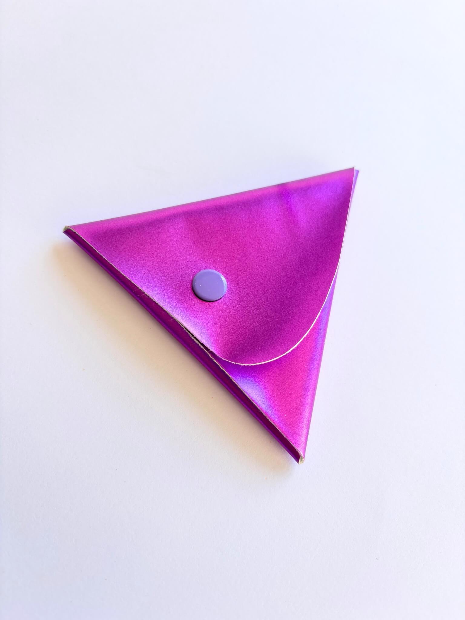 Porte-monnaie, étui pour écouteurs violet en cuir vegan irisé.