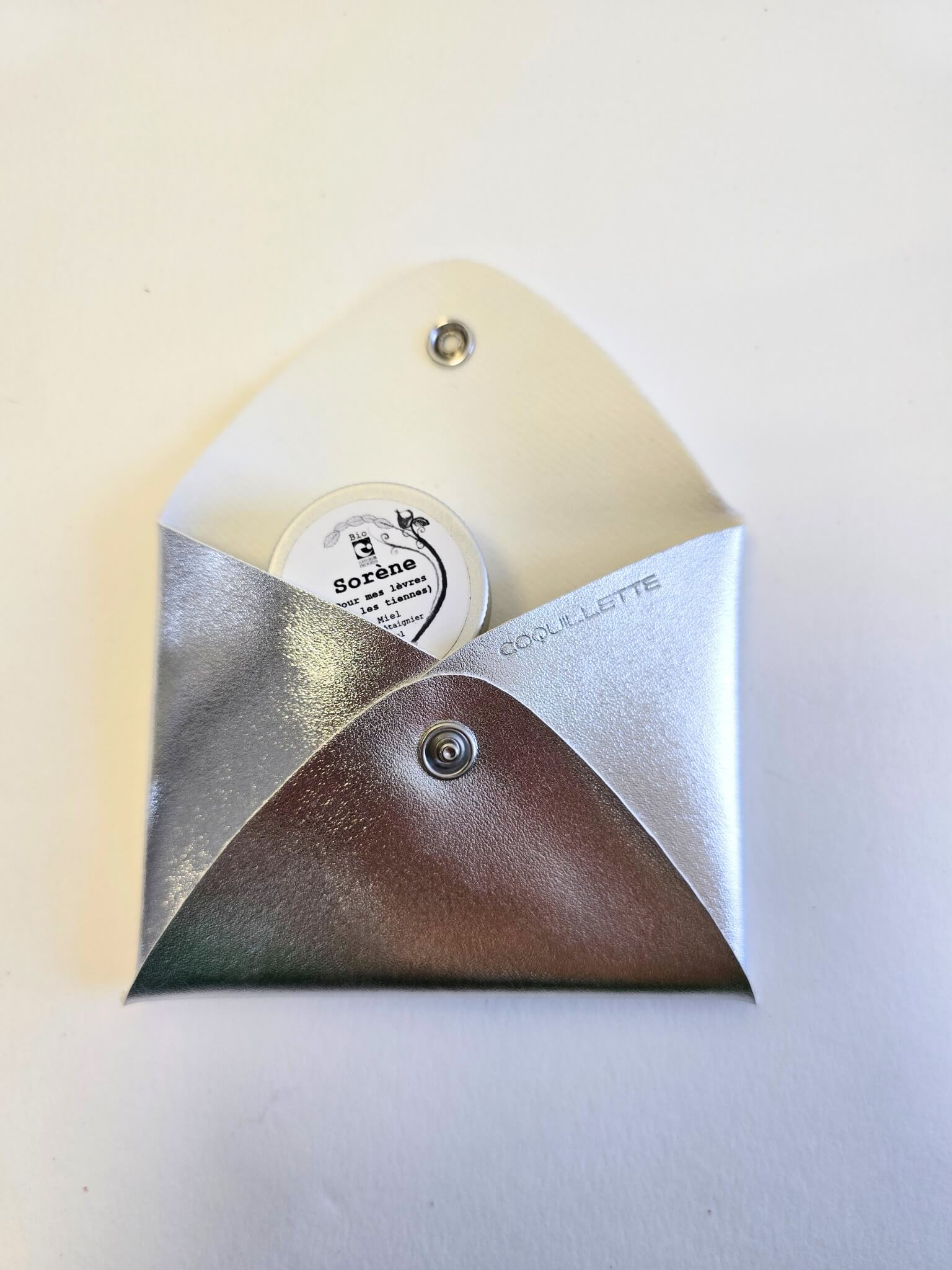 Porte monnaie argenté brillant en cuir recyclé.
