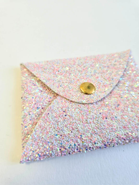 Porte-monnaie blanc à paillettes.