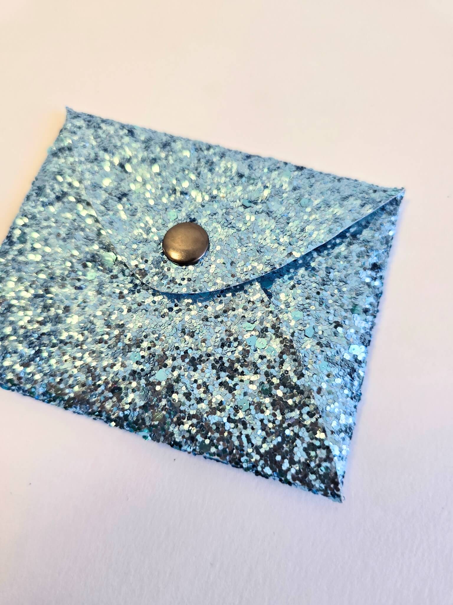 Porte-monnaie bleu à paillettes.