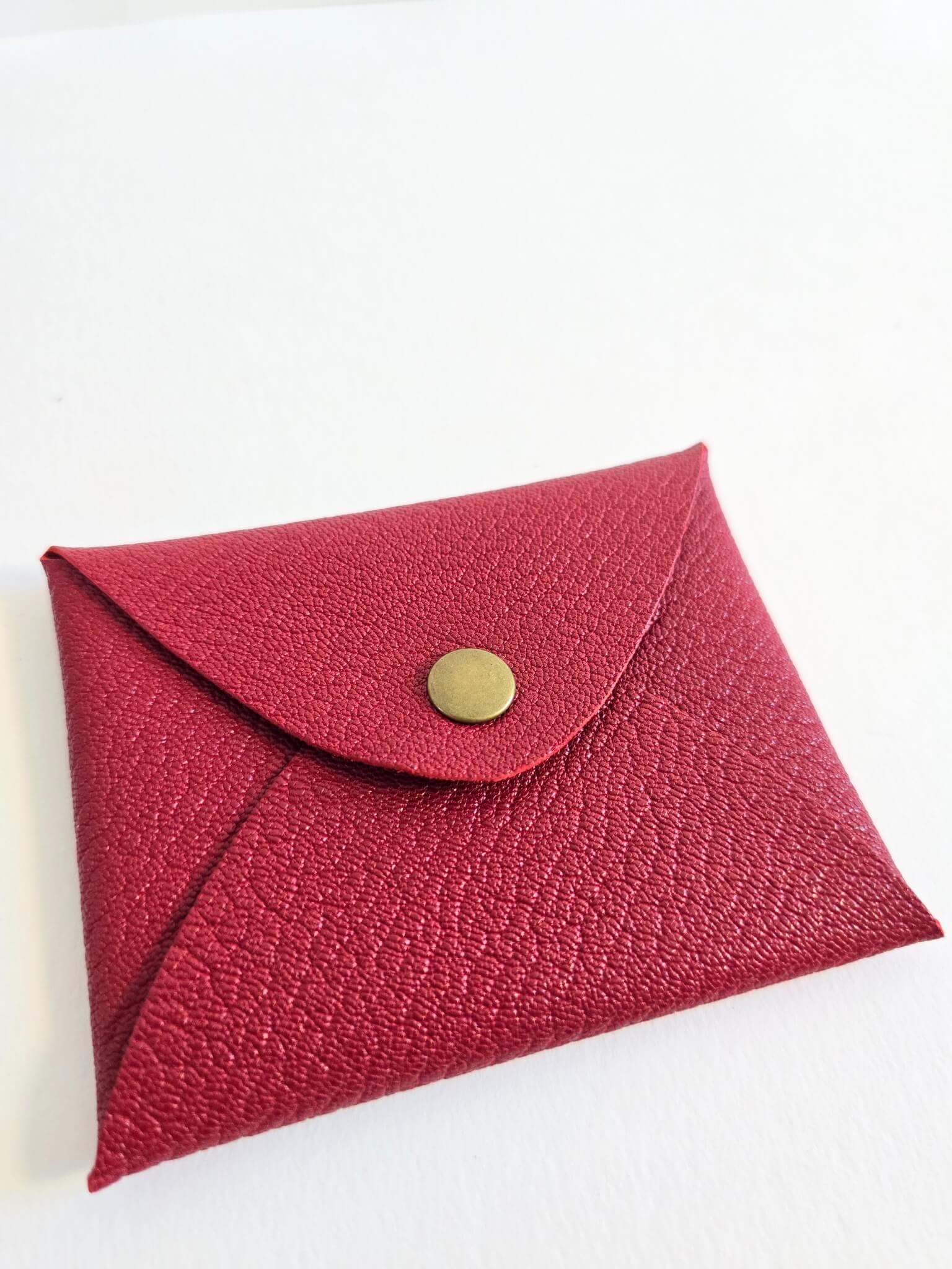 Porte-monnaie en cuir rouge.