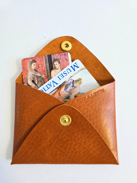Porte-monnaie en cuir camel avec des billets du musée du Vatican.