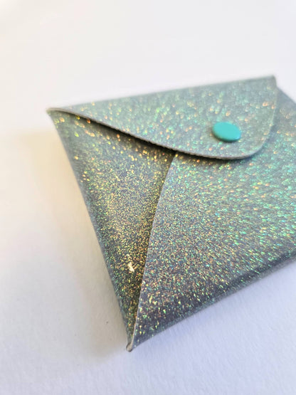 Porte-monnaie gris à paillettes.