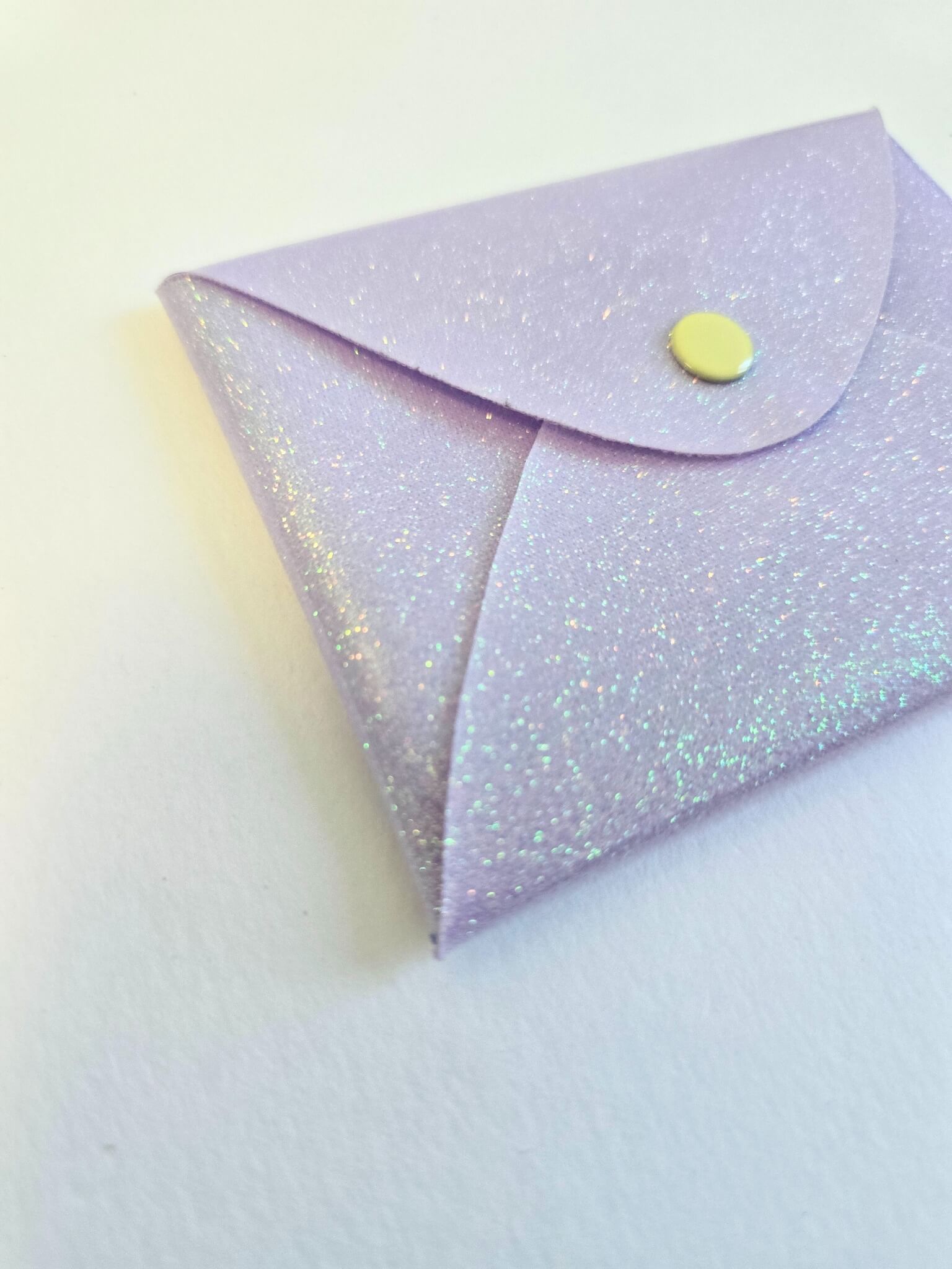 Porte-monnaie lilas à paillettes.