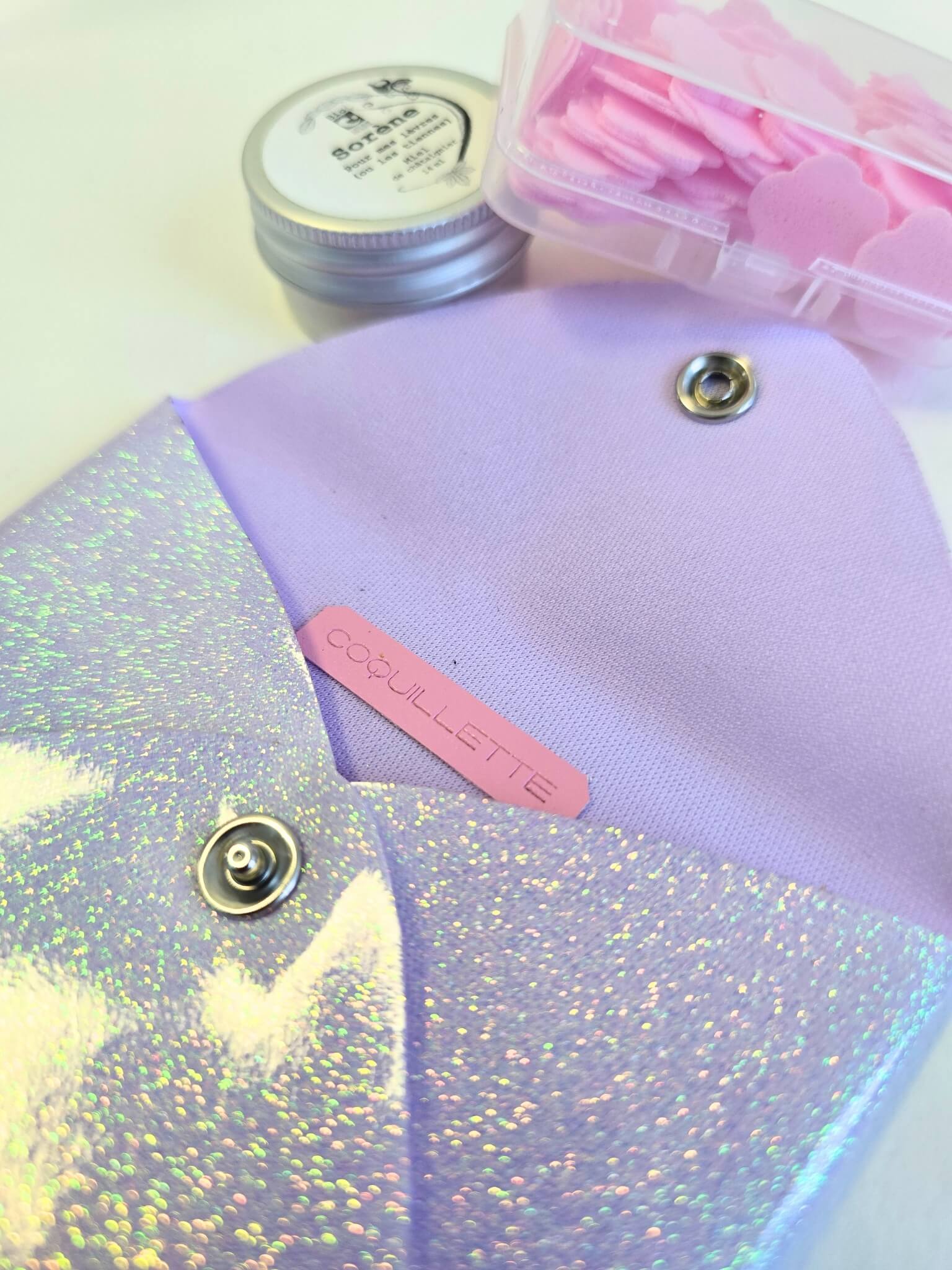 Porte-monnaie lilas à paillettes ouvert.