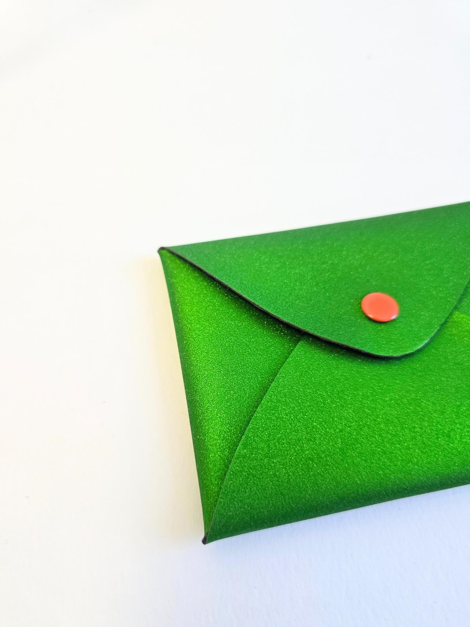 Porte-monnaie vert irisé.