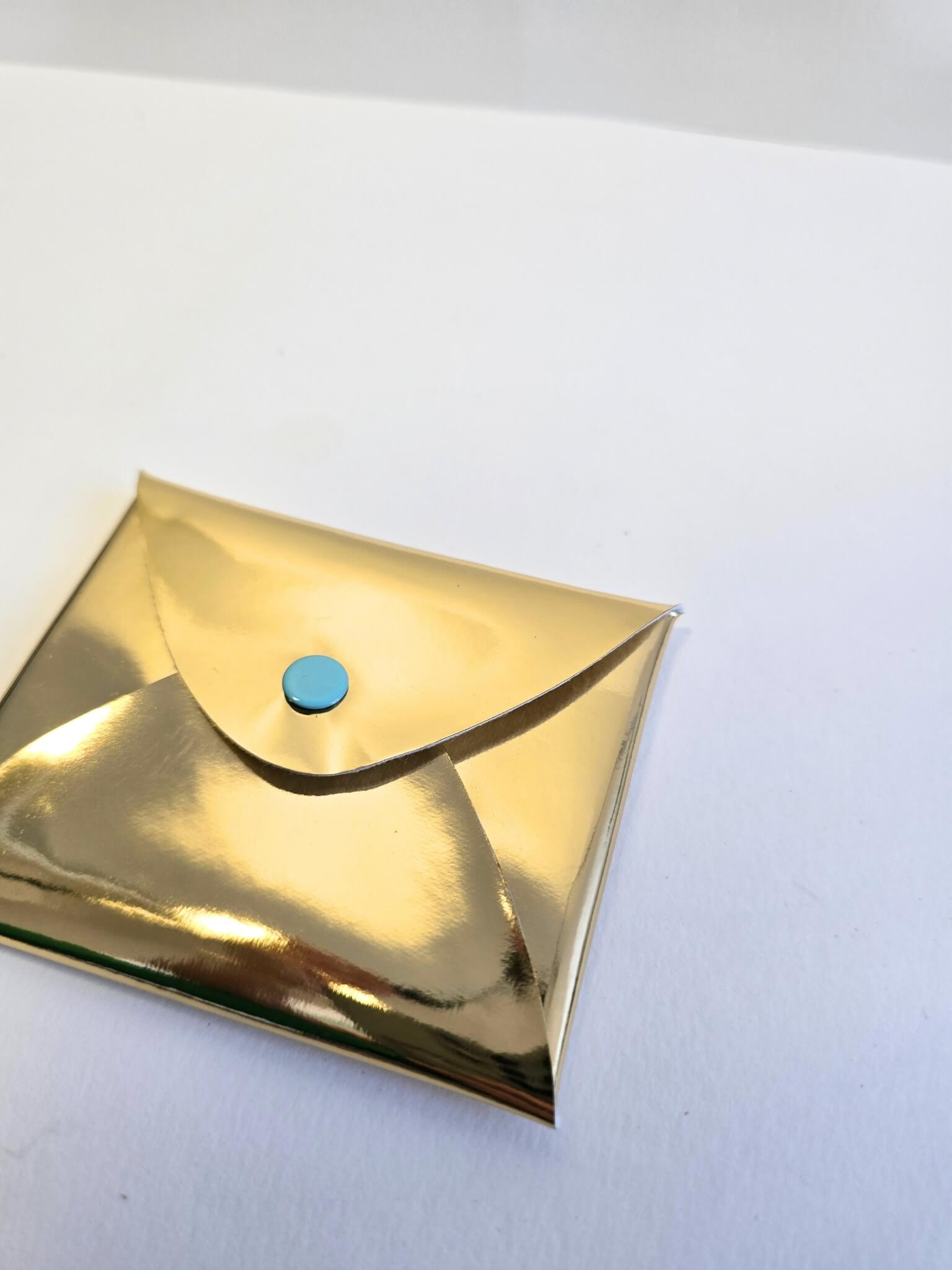 Porte monnaie doré brillant en cuir recyclé.