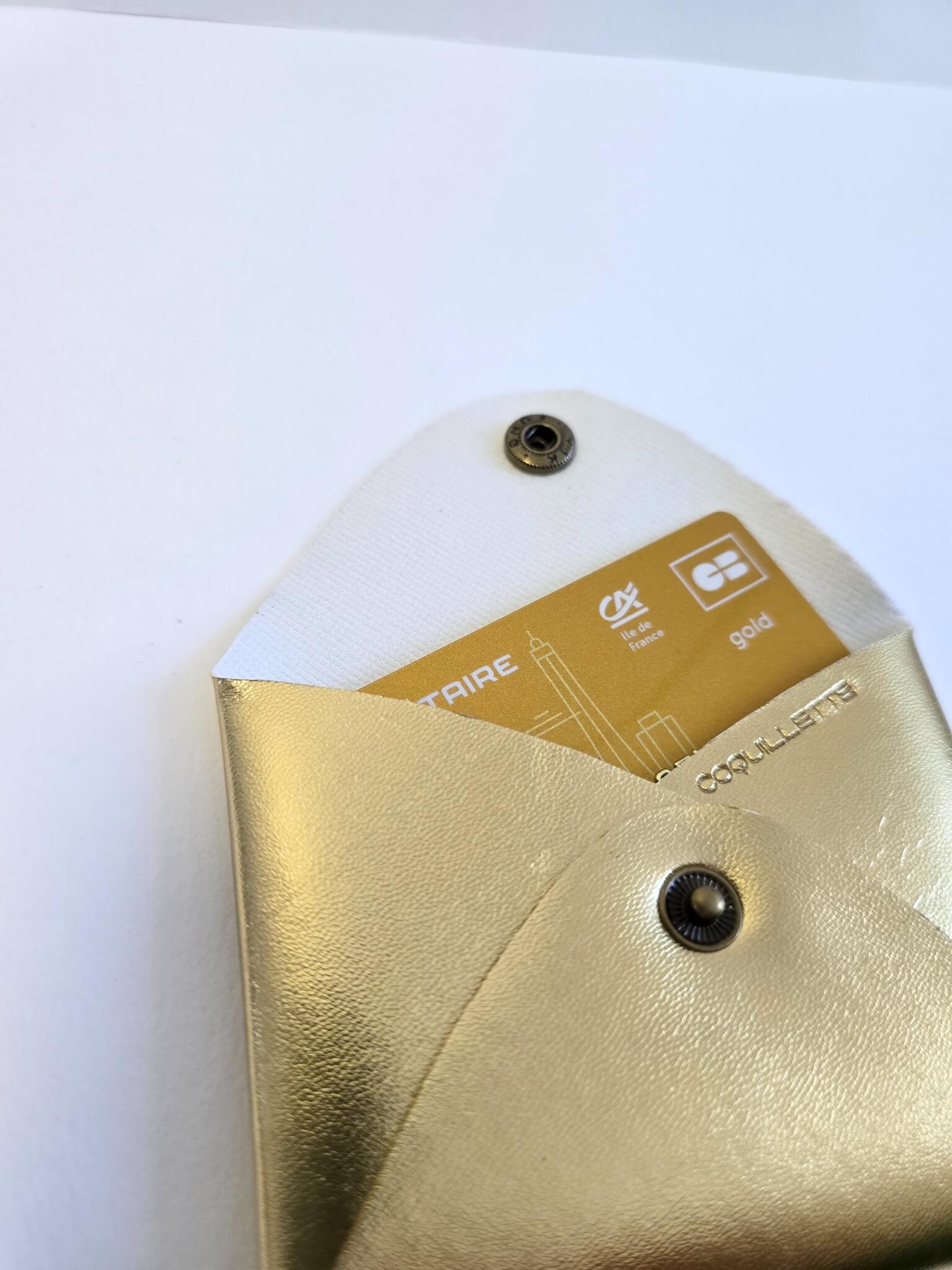 Porte monnaie doré irisé en cuir recyclé.
