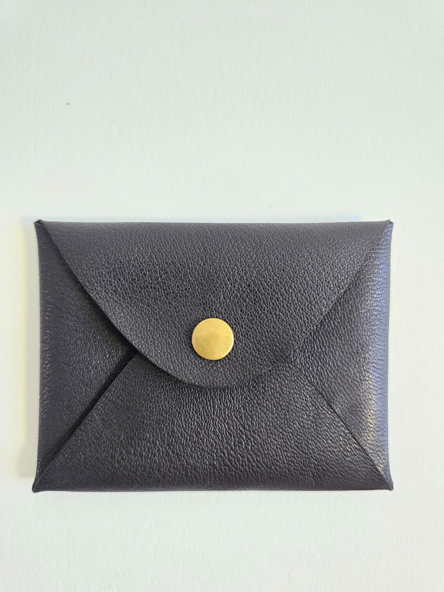 Porte-monnaie en cuir noir.