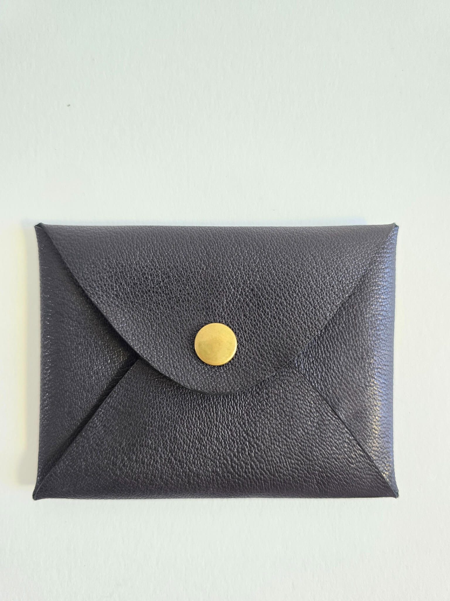 Porte-monnaie en cuir noir.