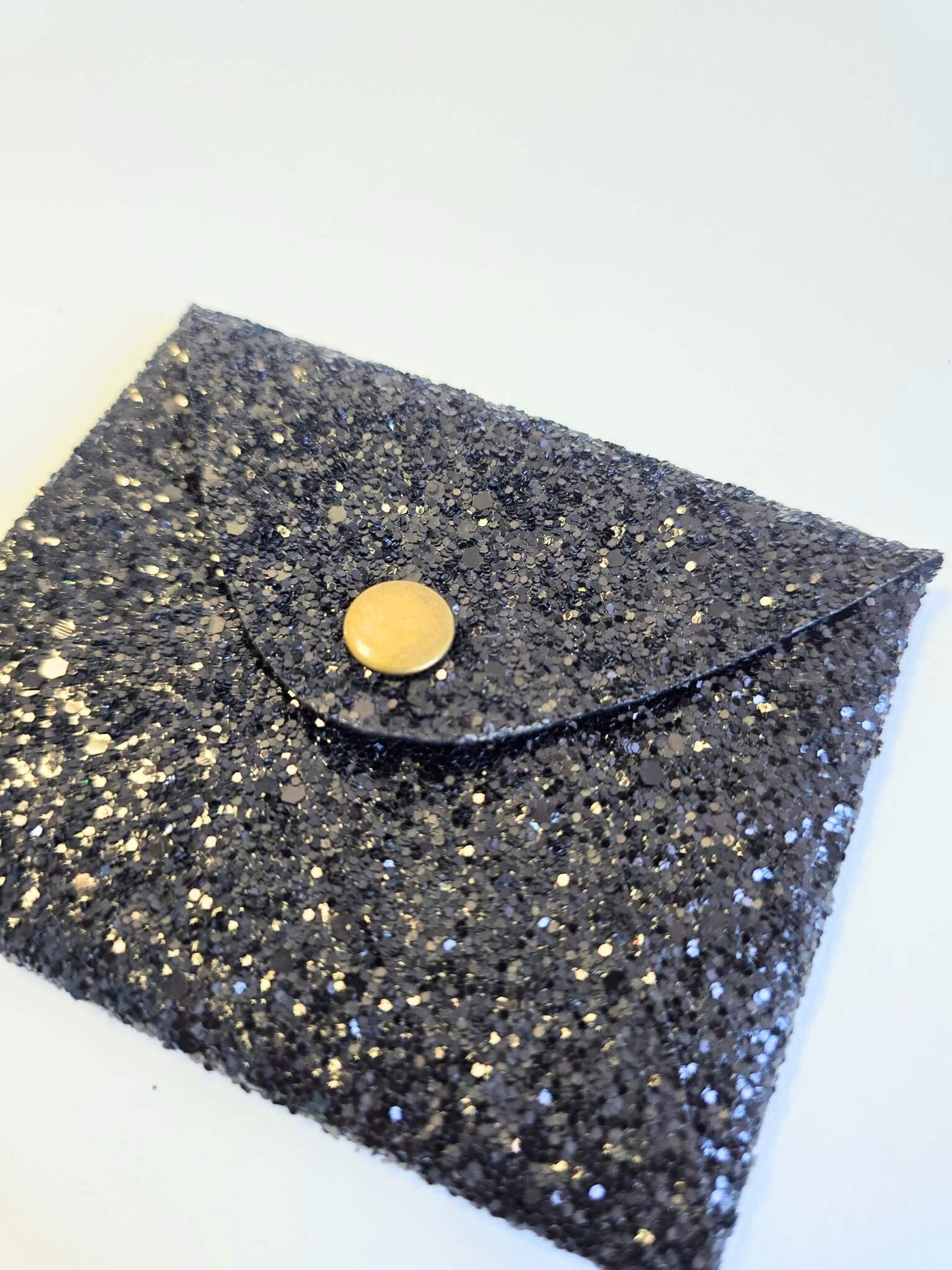 Porte-monnaie noir à paillettes.