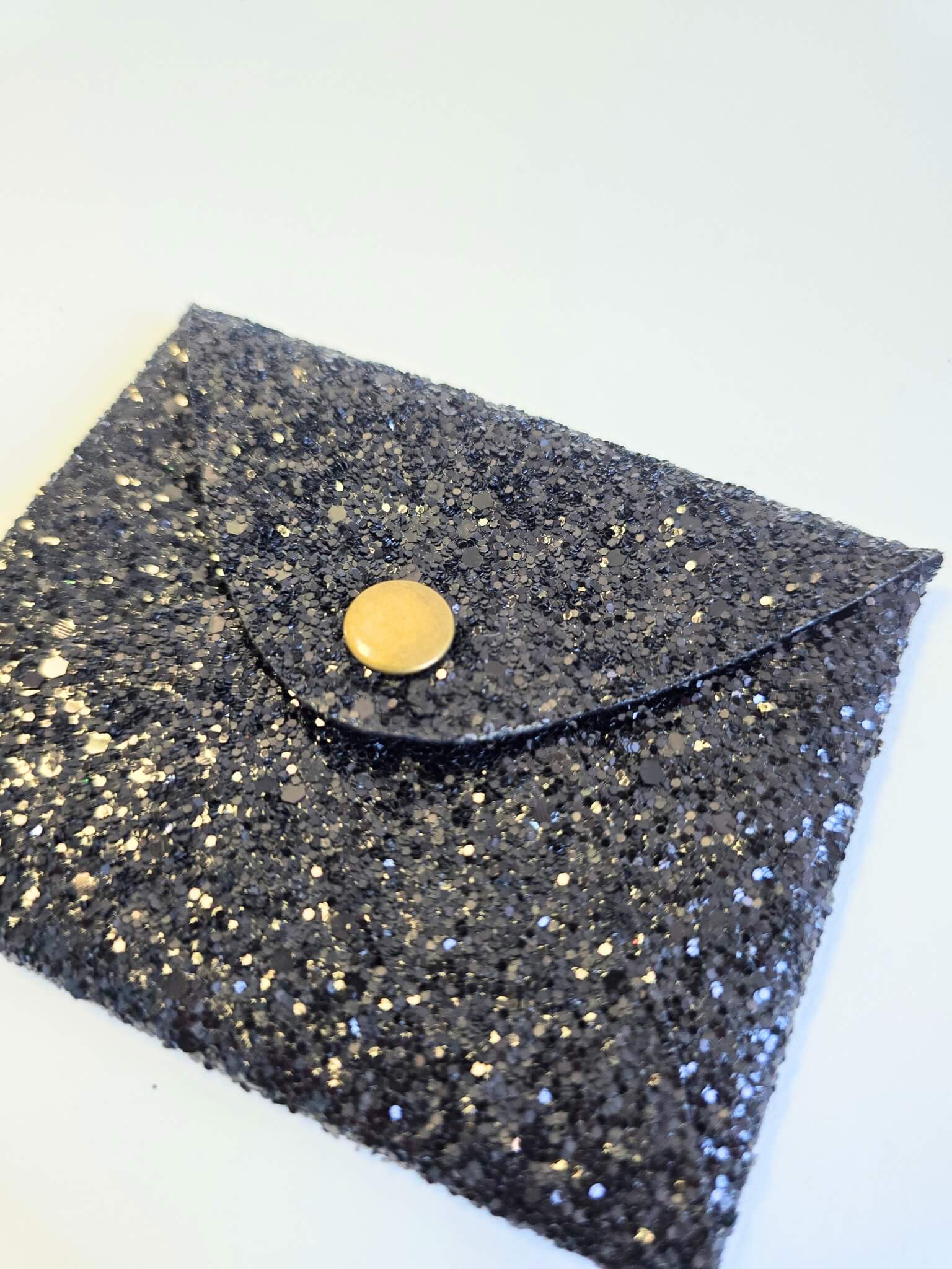 Porte-monnaie noir à paillettes.