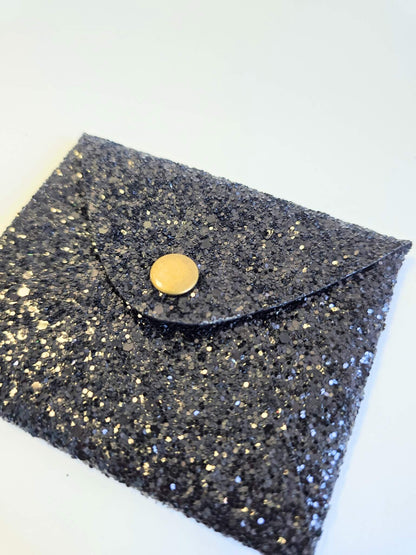 Porte-monnaie noir à paillettes.