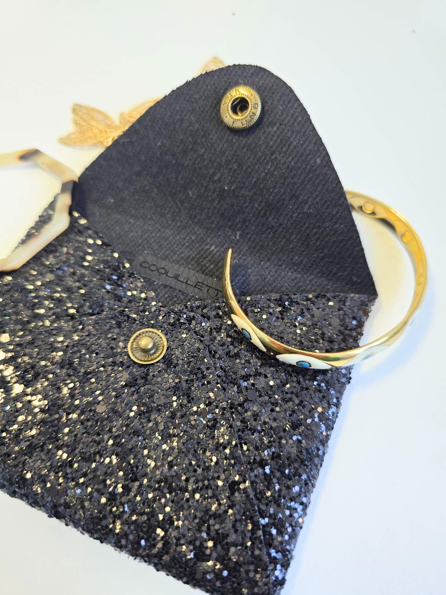 Porte-monnaie noir à paillettes.