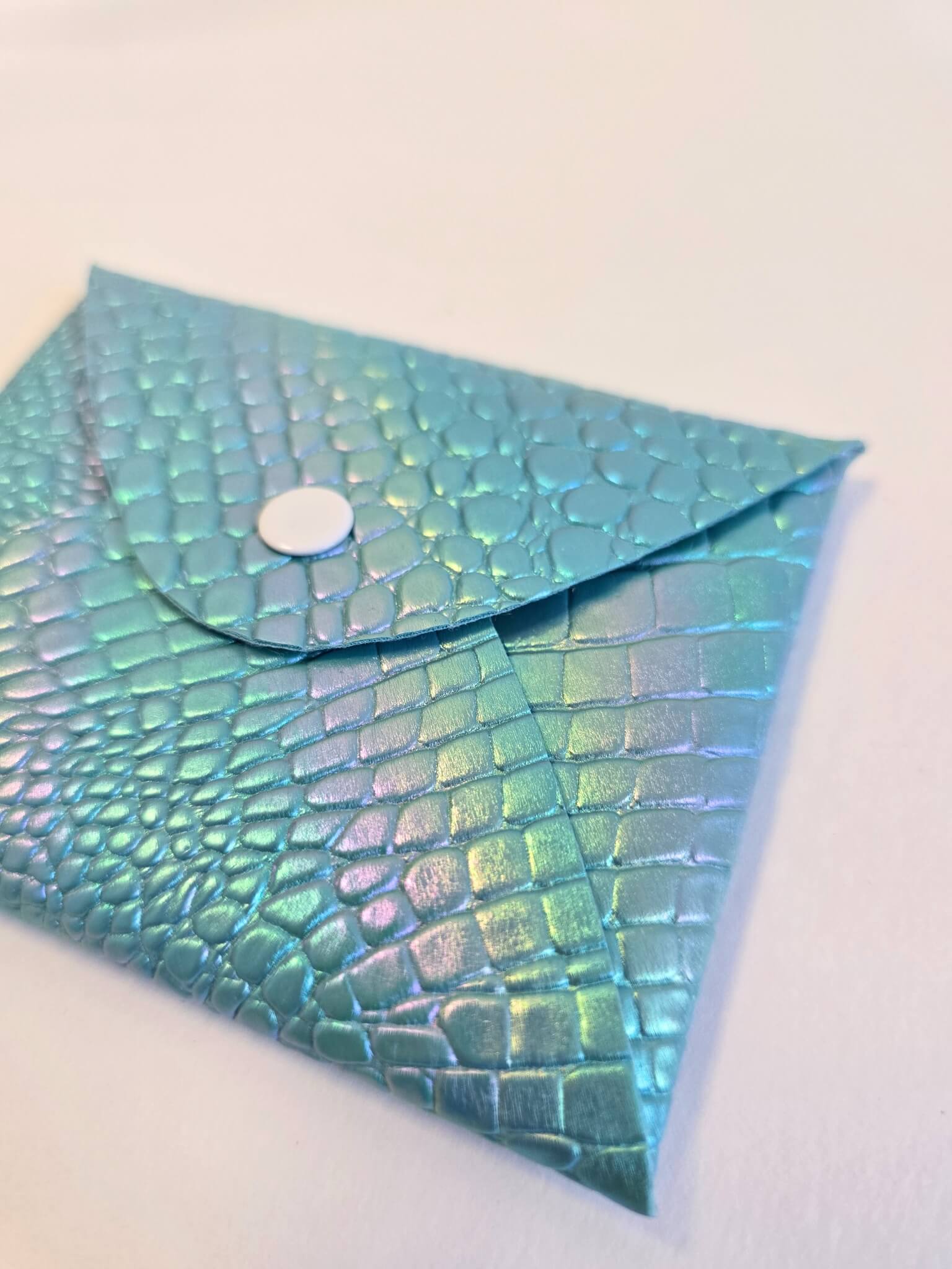 Porte-monnaie bleu en cuir vegan effet serpent.