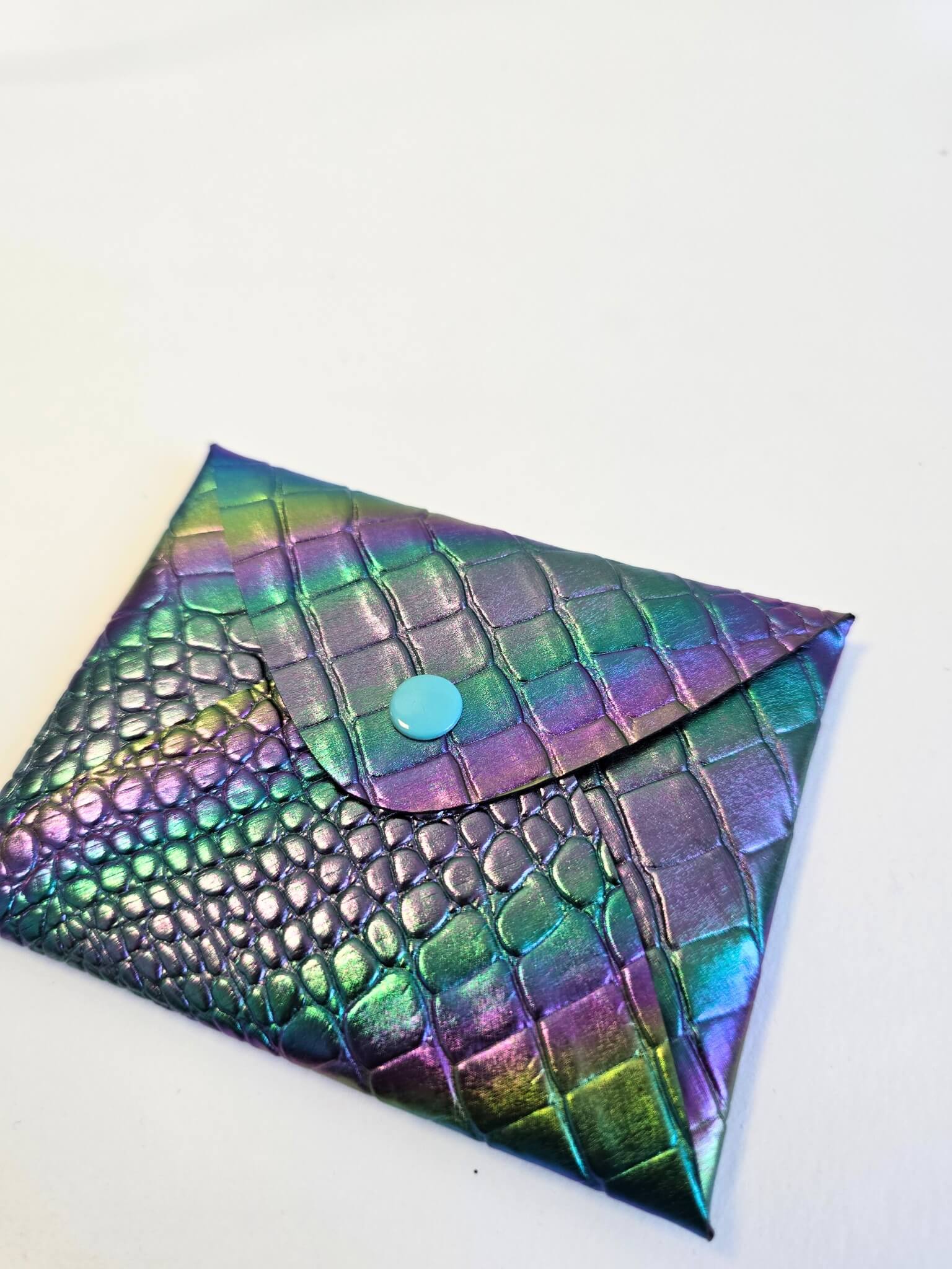 Porte-monnaie multicolore en cuir vegan effet serpent.