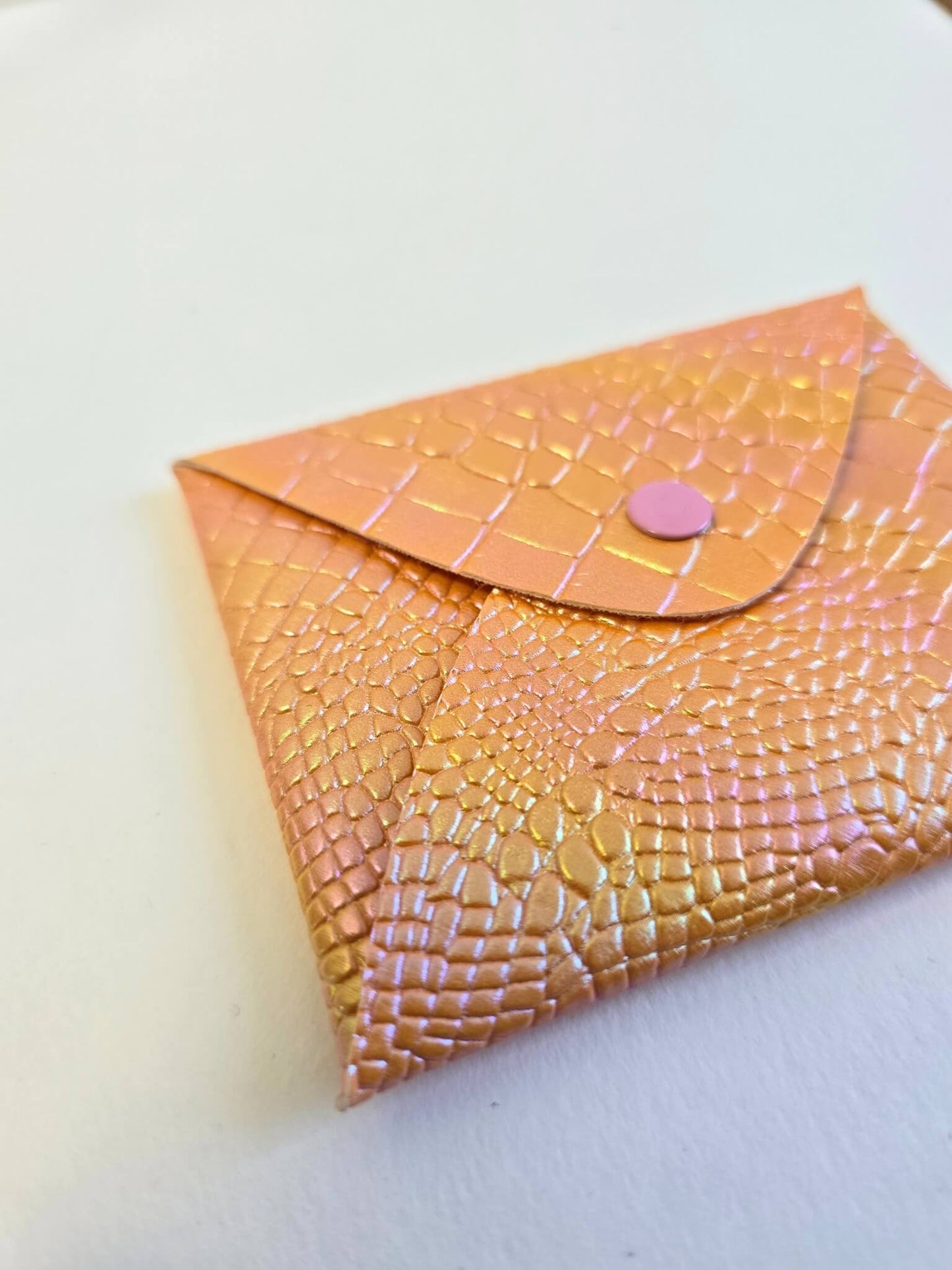Porte-monnaie orange en cuir vegan effet serpent.