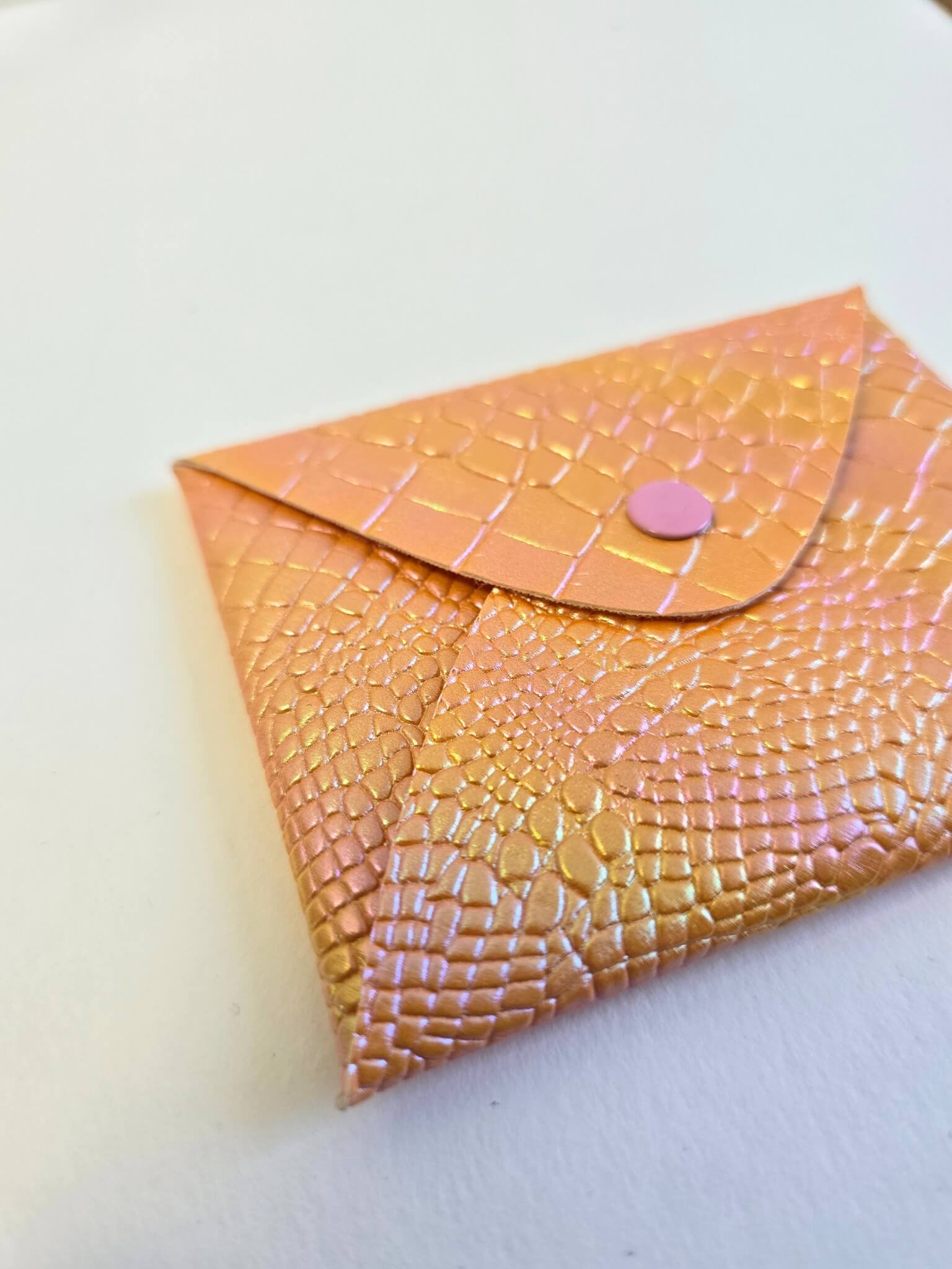 Porte-monnaie orange en cuir vegan effet serpent.