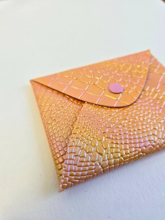 Porte-monnaie orange en cuir vegan effet serpent.