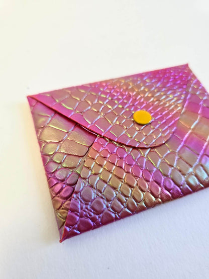 Porte-monnaie rose en cuir vegan effet serpent.