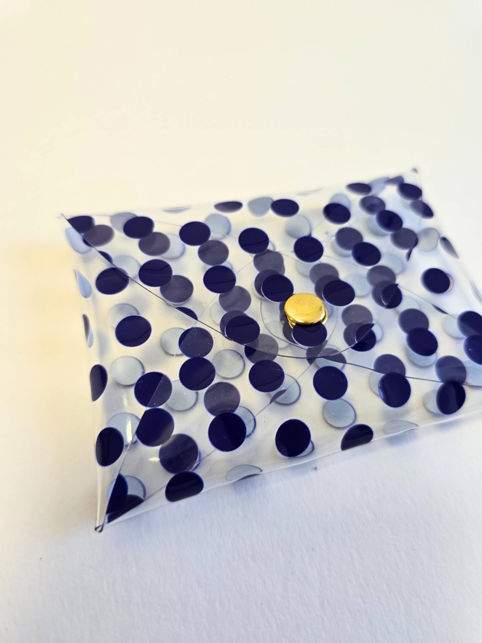 Porte monnaie transparent en vinyle avec des pois bleu marine.