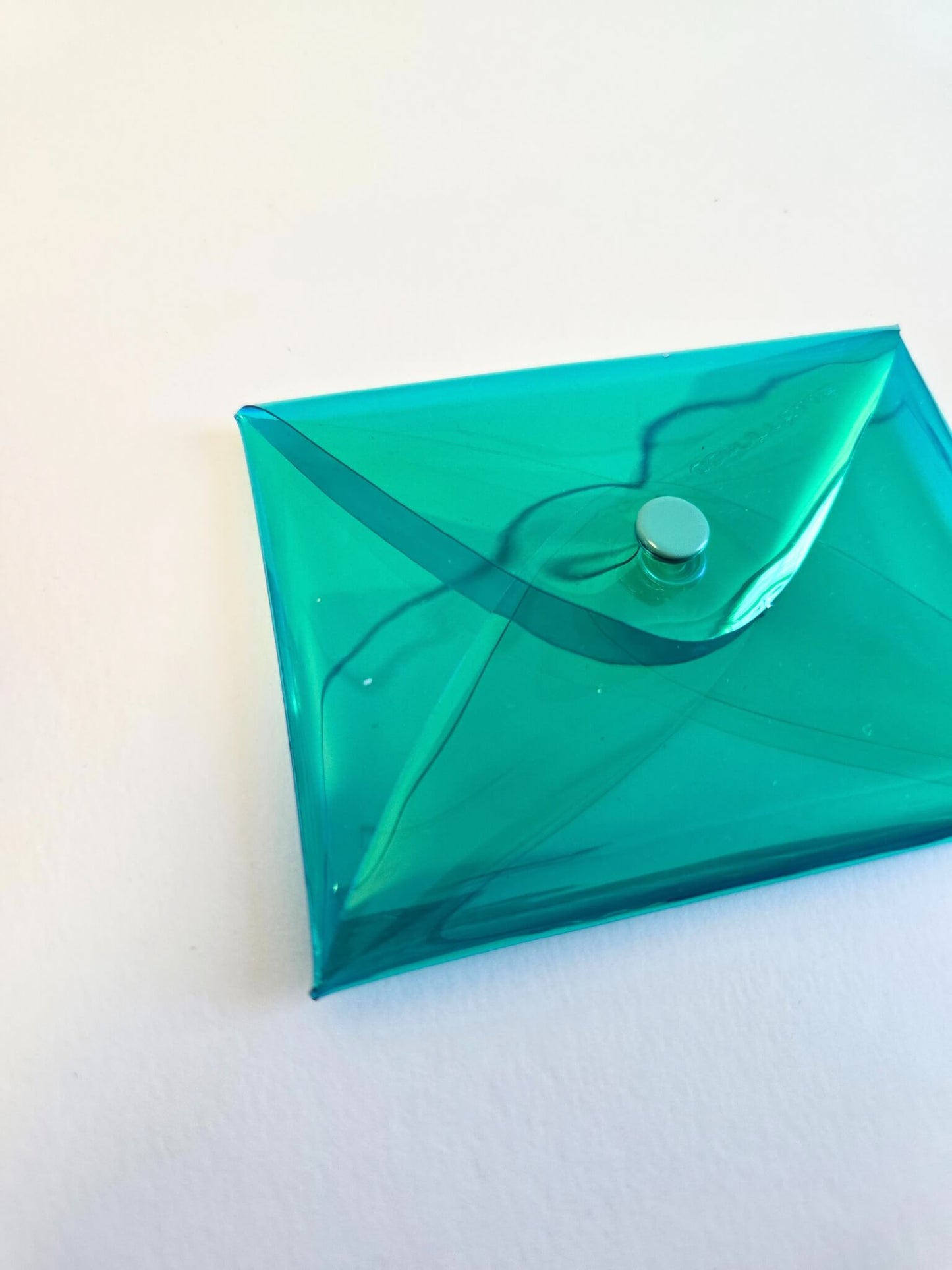 Porte monnaie transparent en vinyle bleu.