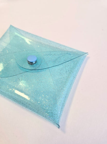 Porte monnaie transparent en vinyle bleu irisé.