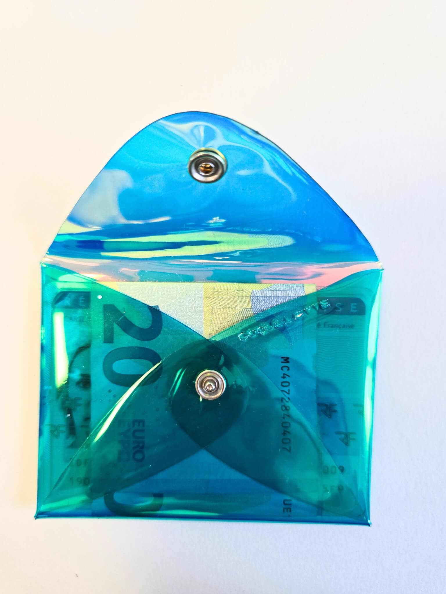 Porte monnaie transparent en vinyle bleu.