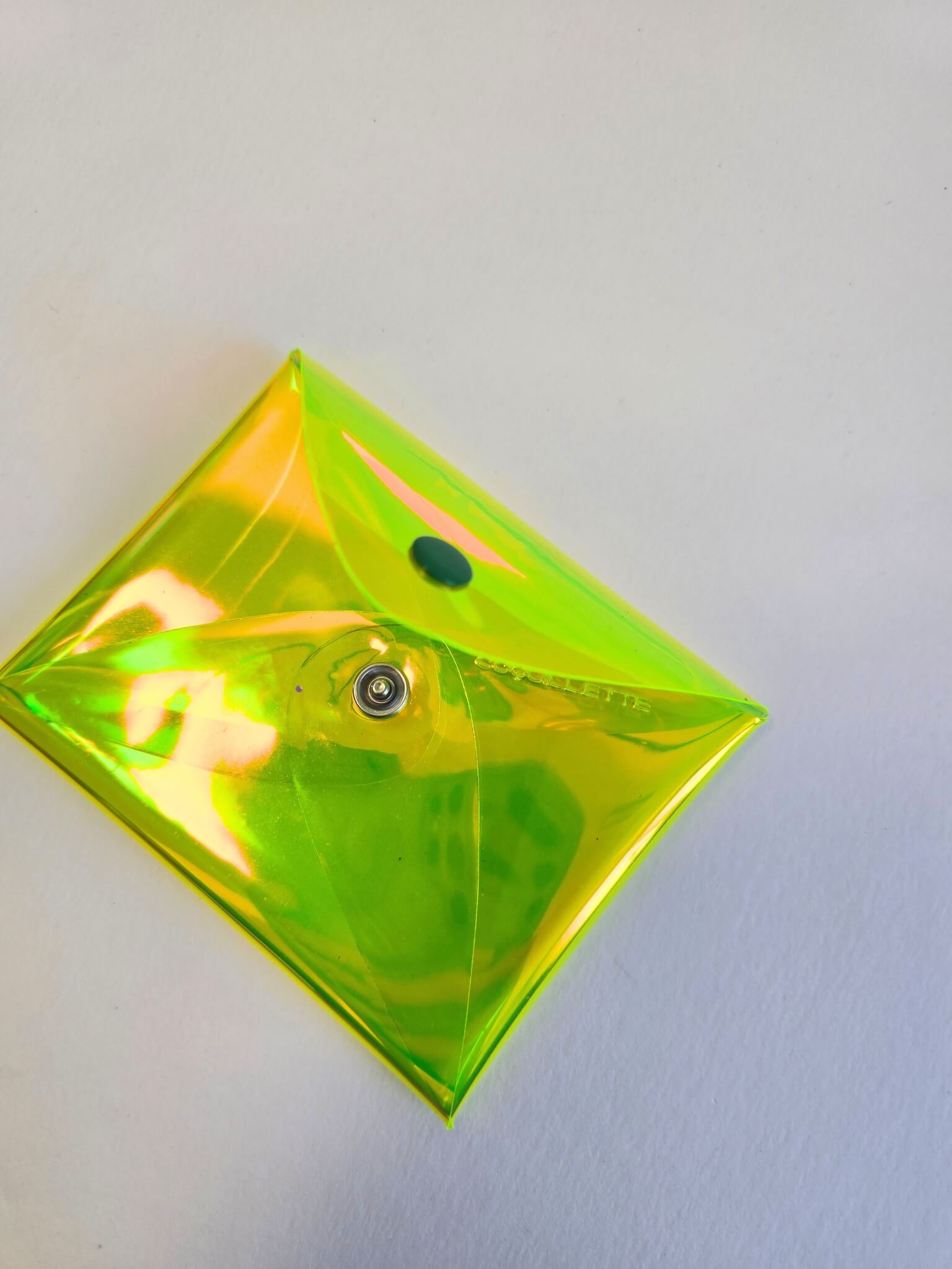 Porte monnaie transparent en vinyle jaune.