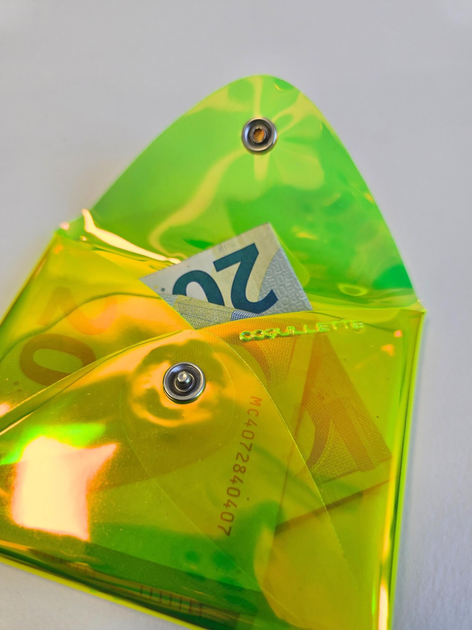 Porte monnaie transparent en vinyle jaune ouvert.