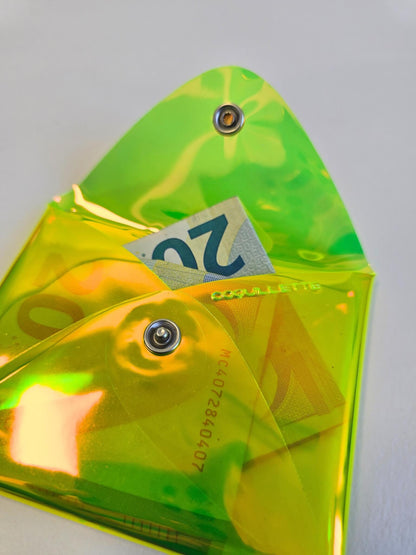 Porte monnaie transparent en vinyle jaune ouvert.