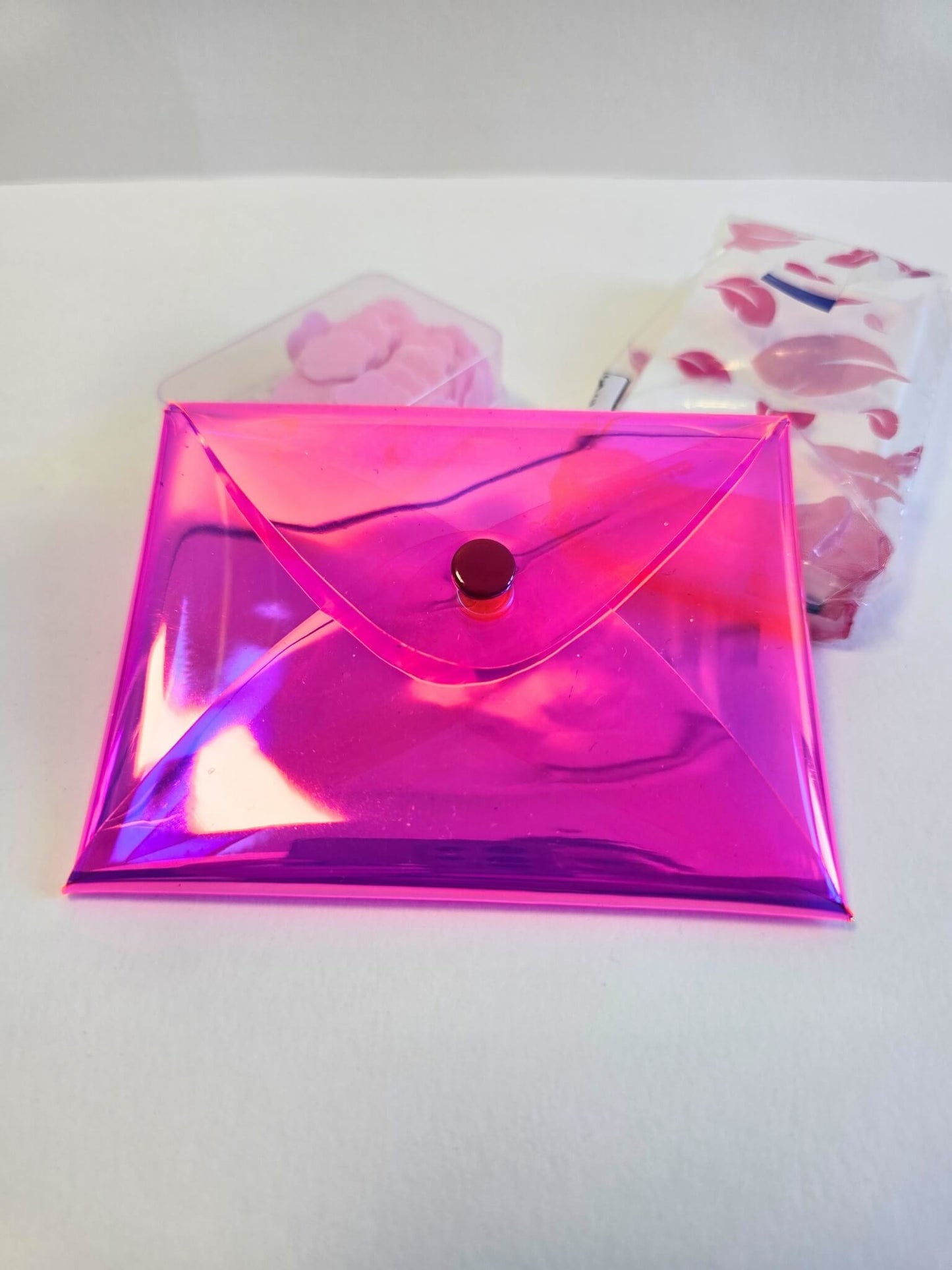Porte monnaie transparent en vinyle rose.