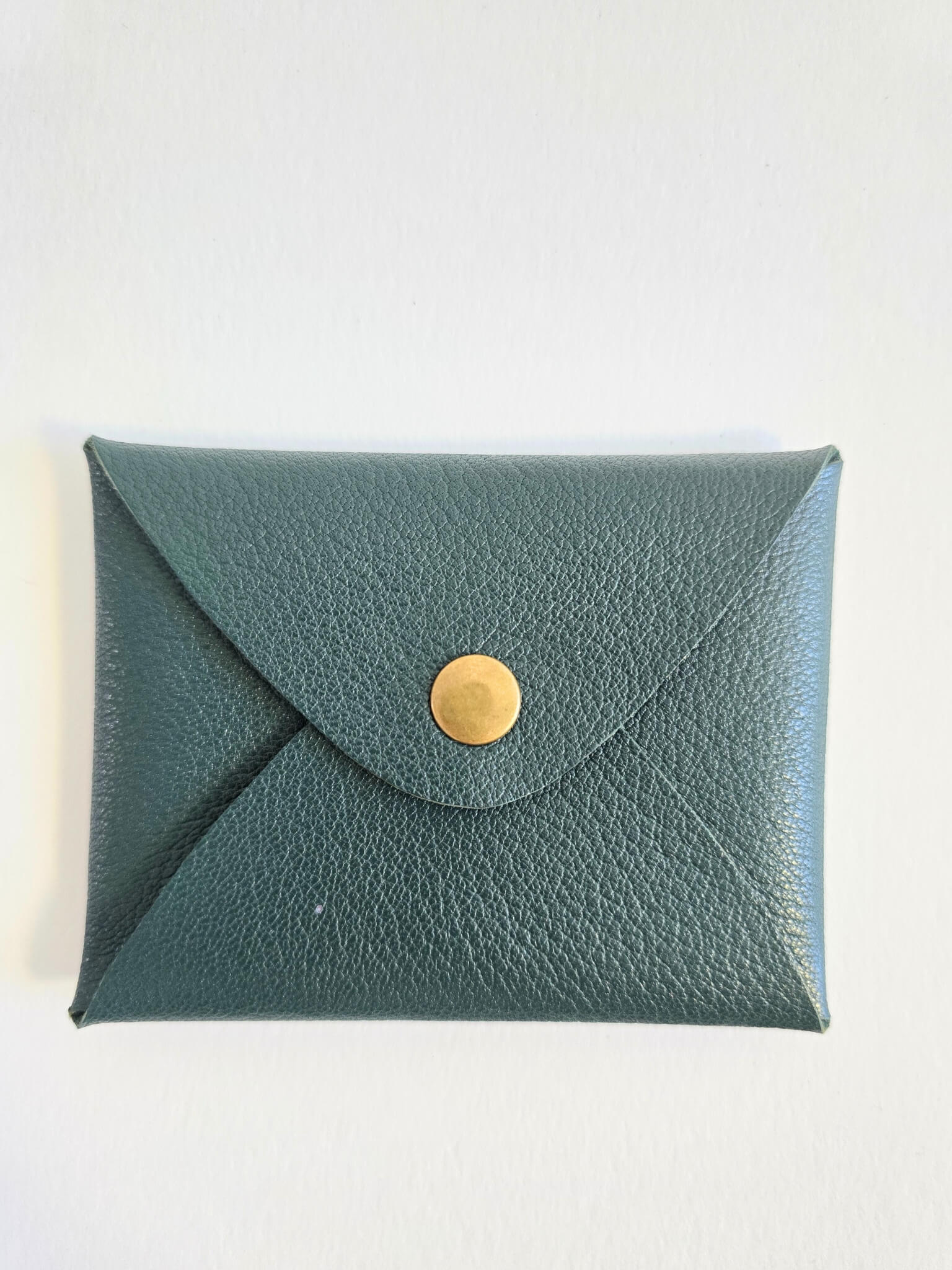 Porte-monnaie en cuir vert foncé.