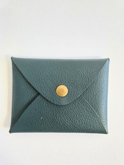 Porte-monnaie en cuir vert foncé.