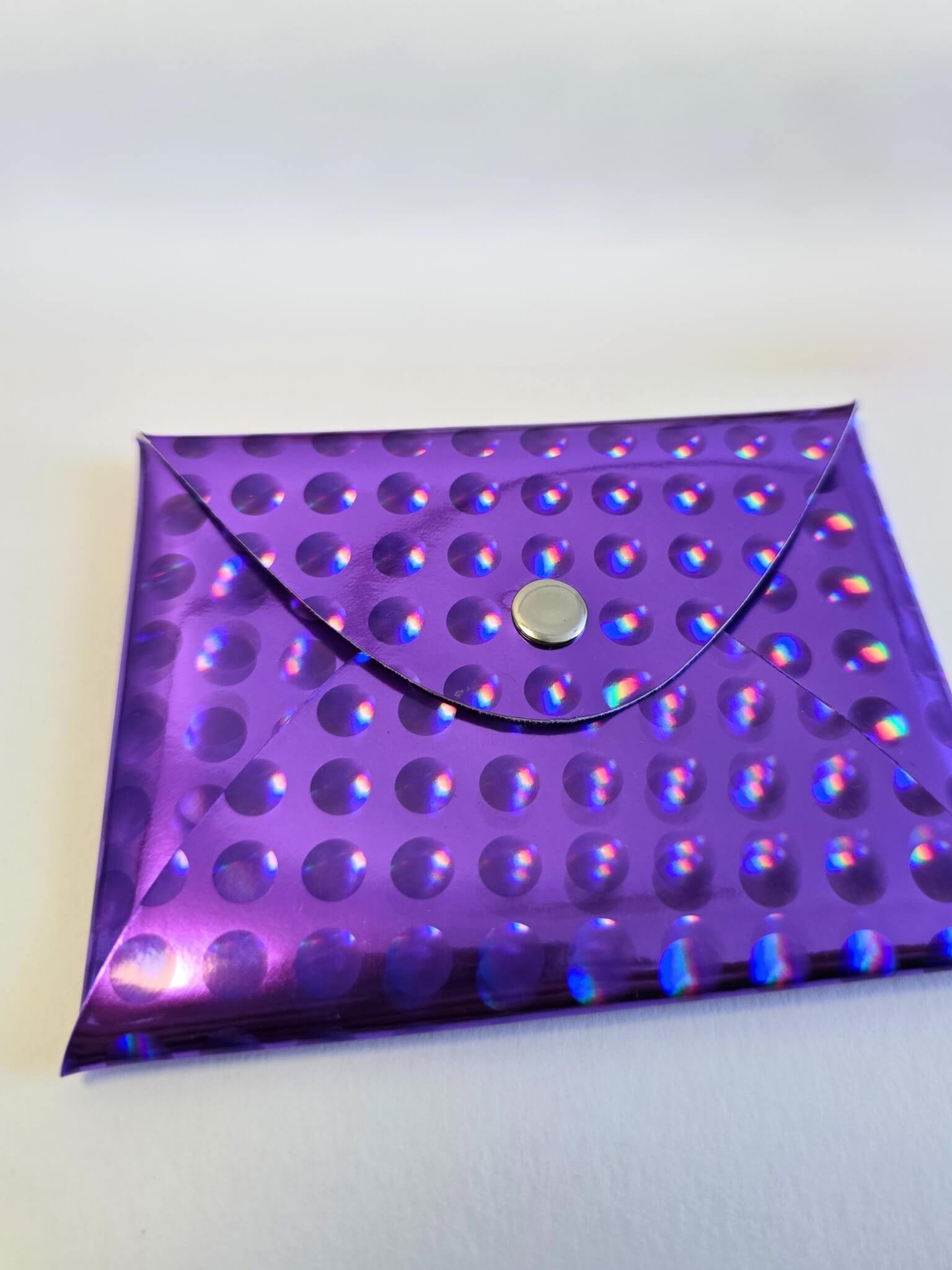 Porte monnaie violet en vinyle.