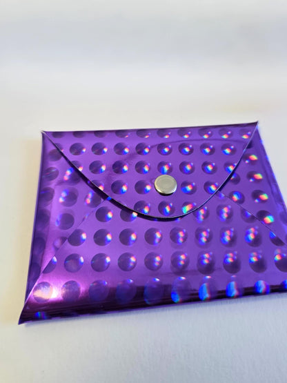 Porte monnaie violet en vinyle.