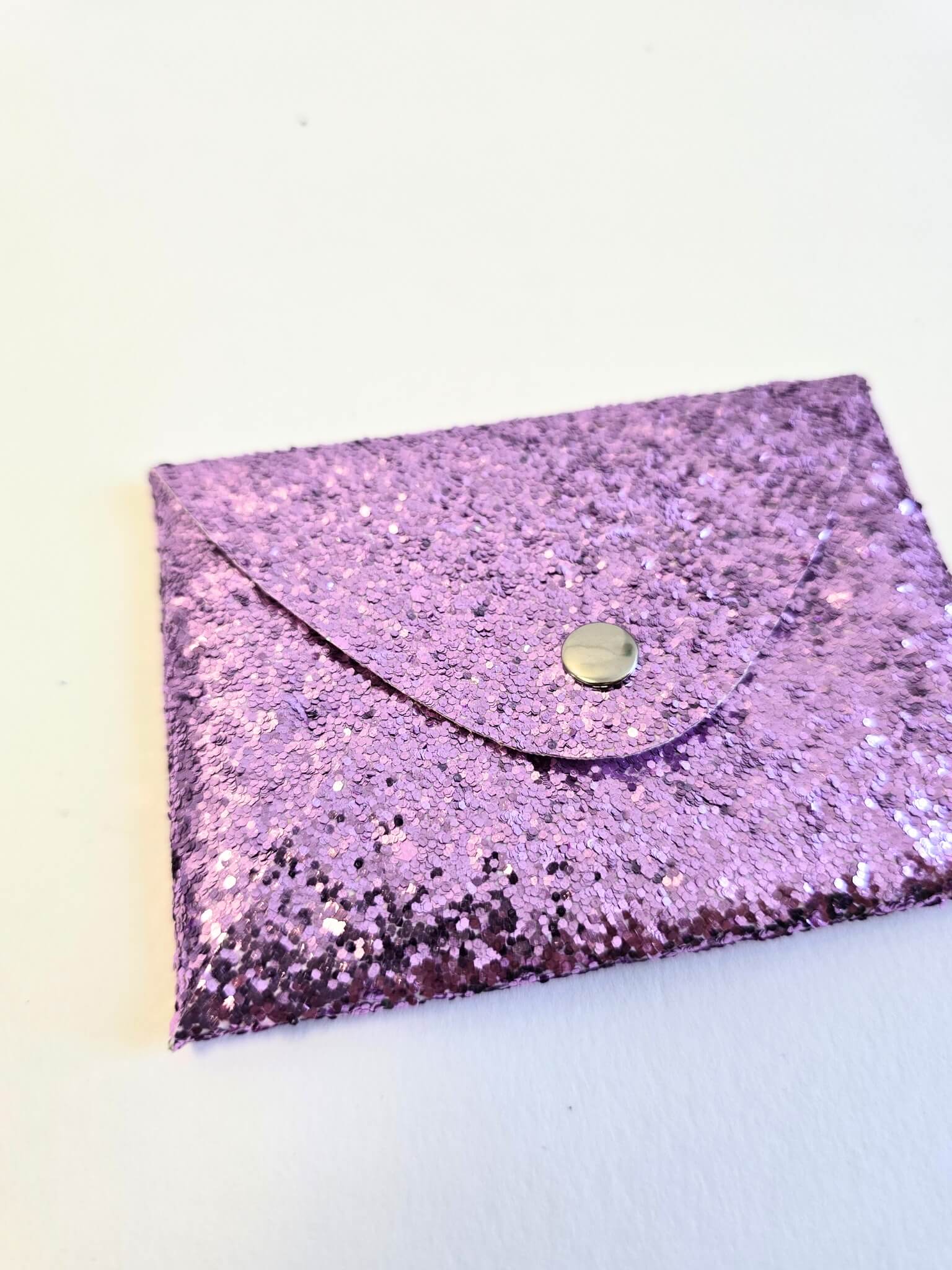 Porte-monnaie violet à paillettes.