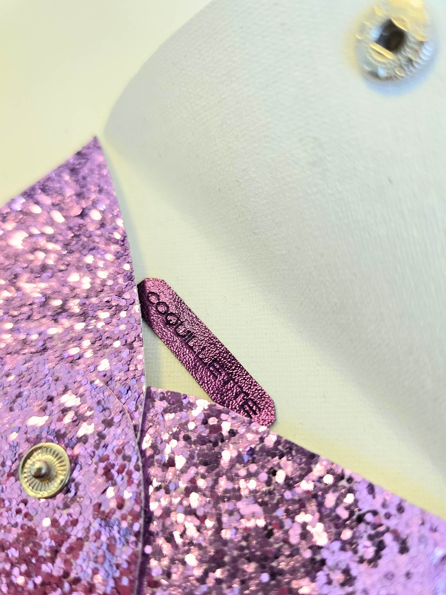 Porte-monnaie violet à paillettes ouvert.