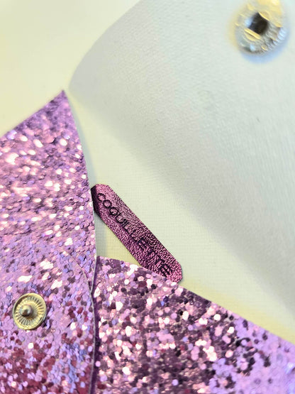 Porte-monnaie violet à paillettes ouvert.