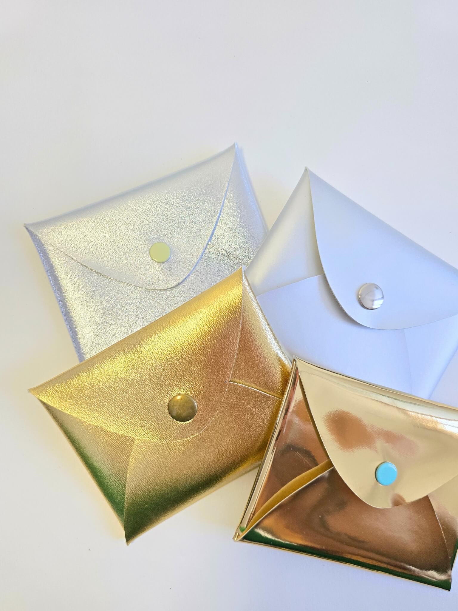 Porte monnaies en cuir recyclé doré et argenté.