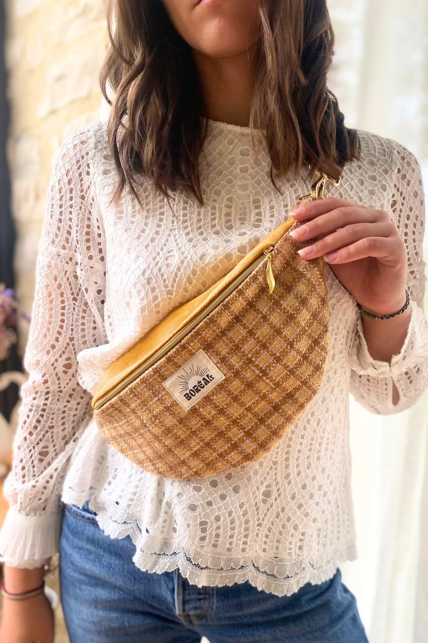 sac banane jaune moutarde en tweed upcyclé fabriqué en France, fermeture dorée