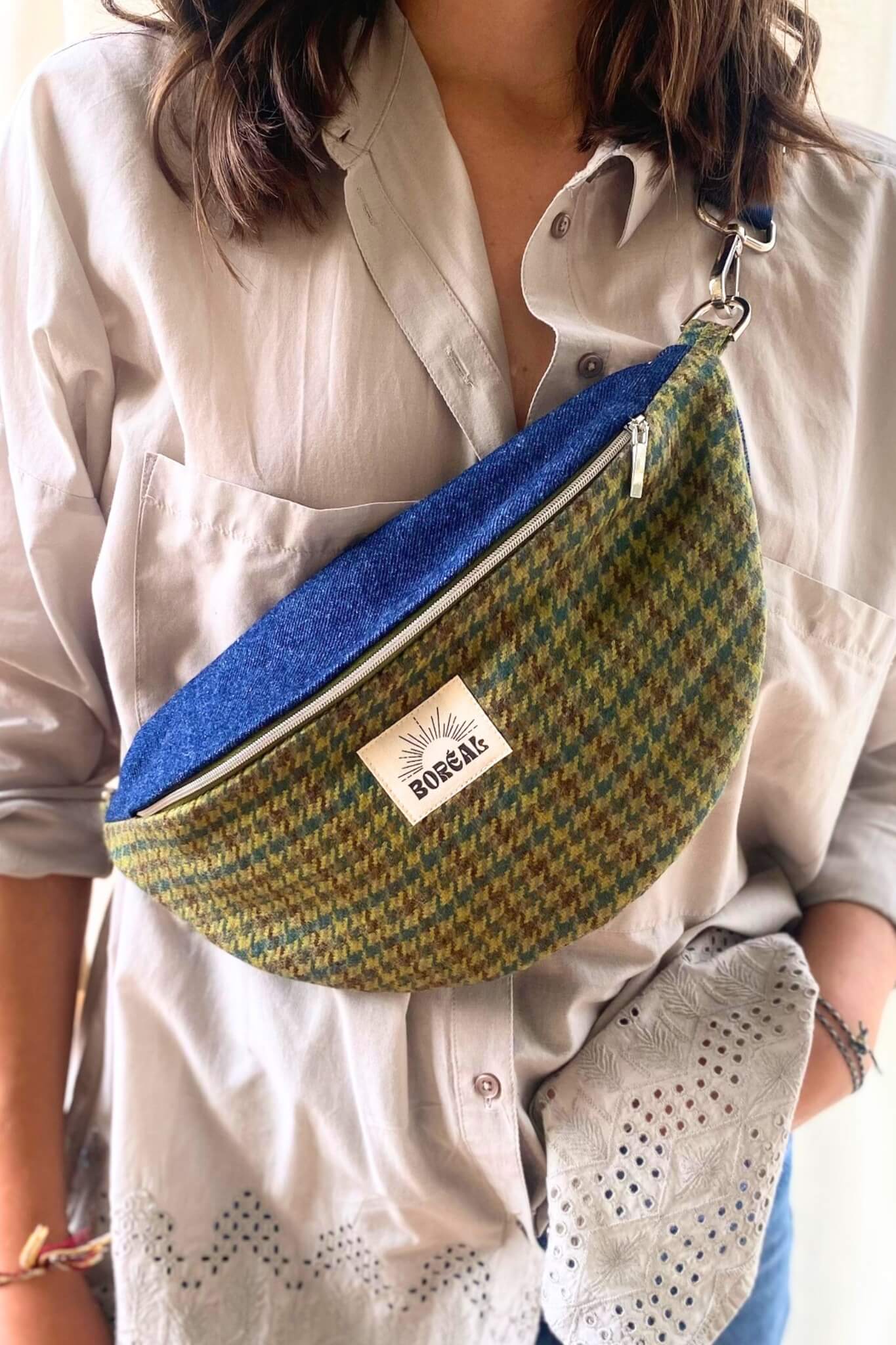 sac banane bleu et vert pied de poule en laine et jean upcyclés fabriqué en France, fermeture argent