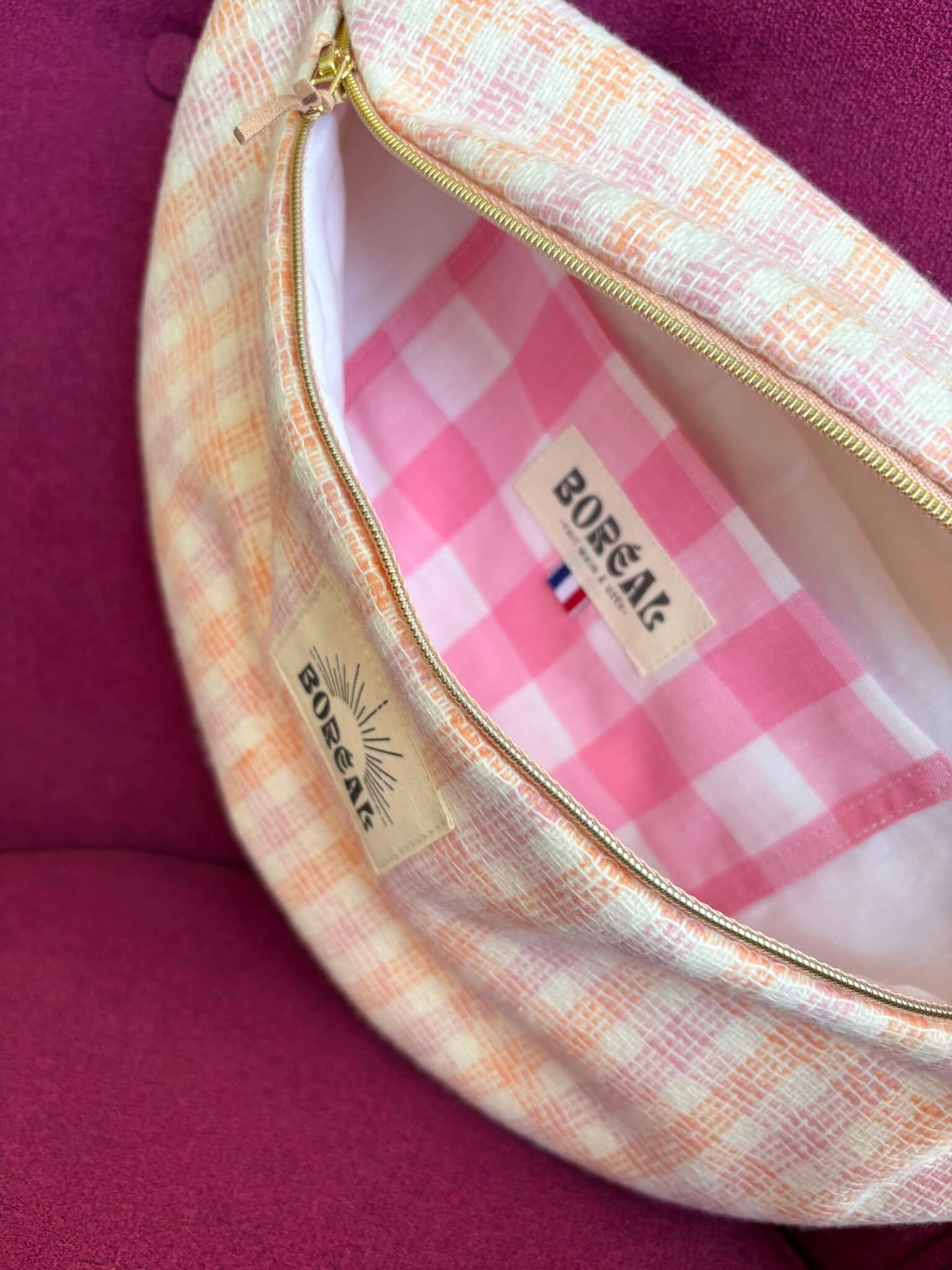 Sac banane upcyclé, à carreaux rose et orange, avec une poche à l'intérieur à carreaux.