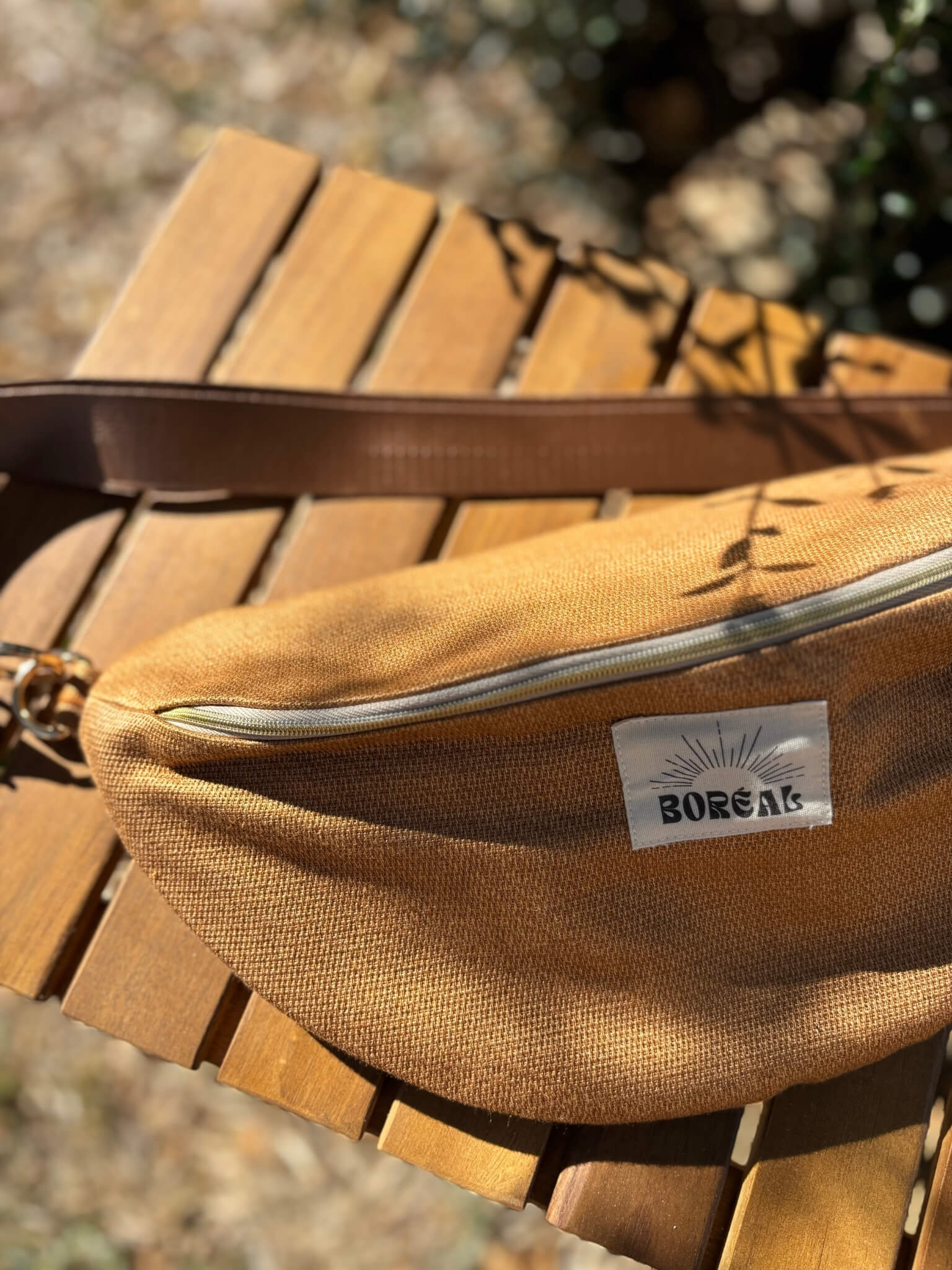 Sac banane camel en coton, avec une sangle mordorée réglable.